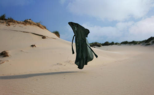 vliegende jurk op het strand